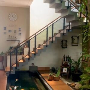 Hồ Cá Koi Dưới Cầu Thang
