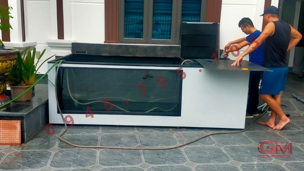 Hình ảnh thực tế mẫu bể cá koi mini làm bằng vật liệu composite siêu bền, được trang bị trọn bộ hệ thống lọc nước, đặt trong không gian sân vườn tại Hà Nội.