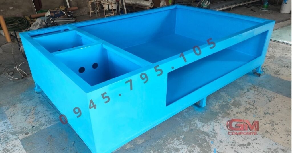 Hình ảnh so sánh thực tế giữa cấu trúc hệ thống bể nuôi hải sản bằng nhựa composite nguyên khối đa tầng chắc chắn và dàn bể bằng kính cường lực trong suốt tại khu vực trưng bày