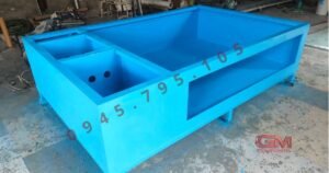Hình ảnh so sánh thực tế giữa cấu trúc hệ thống bể nuôi hải sản bằng nhựa composite nguyên khối đa tầng chắc chắn và dàn bể bằng kính cường lực trong suốt tại khu vực trưng bày