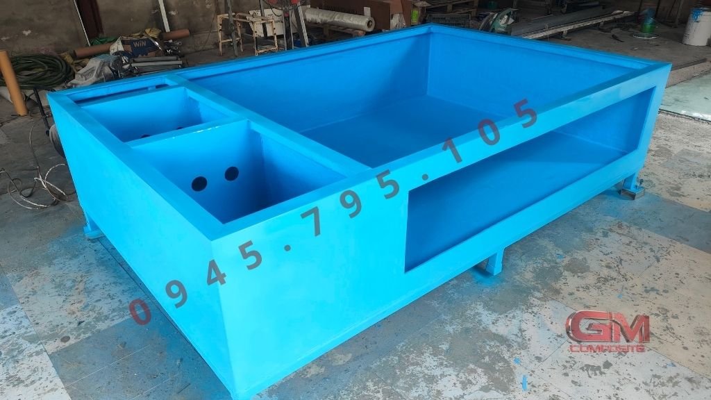 So sánh độ bền bể hải sản composite FRP và Kính cường lực 1 Hình ảnh so sánh thực tế giữa cấu trúc hệ thống bể nuôi hải sản bằng nhựa composite nguyên khối đa tầng chắc chắn và dàn bể bằng kính cường lực trong suốt tại khu vực trưng bày của nhà hàng.