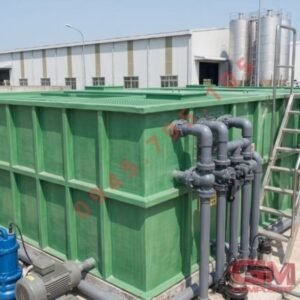 Hình ảnh tổng thể hệ thống bể xử lý nước thải bằng vật liệu composite FRP hình trụ đứng với dung tích lớn được lắp đặt ngoài trời tại khu công nghiệp.