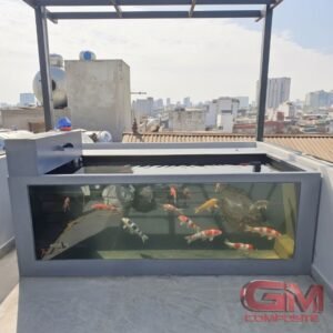 Chi tiết góc bo tròn và bề mặt vật liệu composite FRP chống thấm của bể cá Koi lắp ghép trên sân thượng nhà phố.