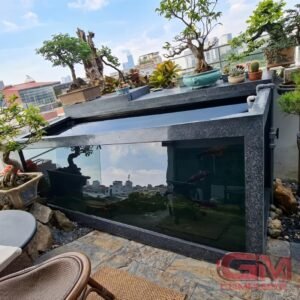 Đàn cá Koi bơi lội trong hồ lắp ghép composite FRP sân thượng với chất lượng nước trong vắt, an toàn sinh học.